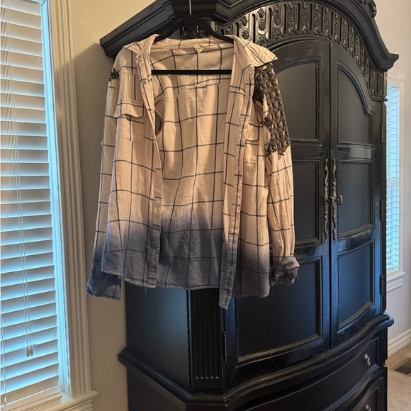 Gimmicks by BKE ombré flannel with embroidered detail - Picture 3 of 6